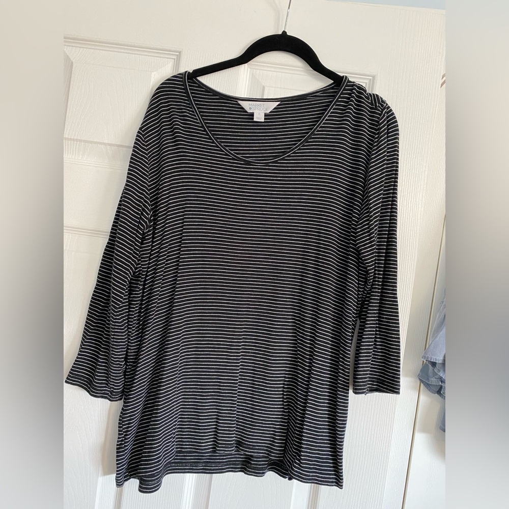 Scoop Neck Long Sleeve Tee. Size Large.